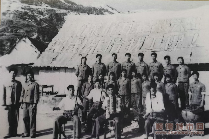 【图一】顺德文艺宣传队表演大合唱（图由受访者供）.jpg
